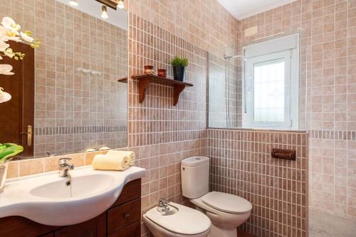 łazienka z toaletą i umywalką w obiekcie Casa Huerto del Pitorreo w mieście Conil de la Frontera