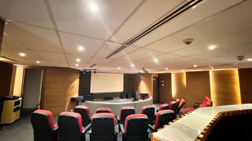 AdahkuMaya Luxury Suitesにあるビジネスエリアまたは会議室