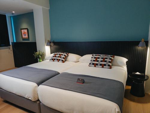 Una cama o camas en una habitación de Legacy Hill Hotel