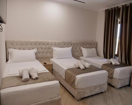 a bedroom with two beds and a couch at Sofra e Vjeter Restaurant and Guesthouse in Bregu i Lumit