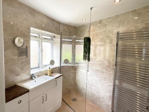 ein Badezimmer mit Waschbecken und Dusche in der Unterkunft Lorash Cottage, Ashbourne in Ashbourne