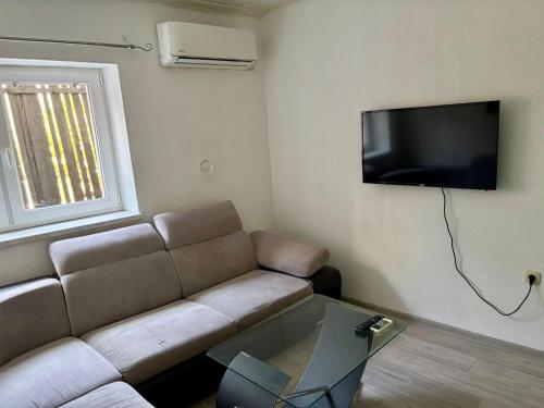 TV a/nebo společenská místnost v ubytování Apartment in Old Town- with parking