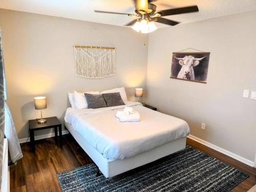 Un dormitorio con una cama y un ventilador de techo. en The Columbia Crash Pad Near Bases, USC, Shops, en Columbia