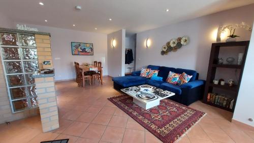 a living room with a blue couch and a table at ALOJAMENTO SAUDADE in Gafanha da Boa Hora