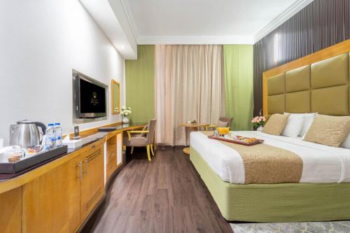 Televisyen dan/atau pusat hiburan di The Leela Hotel