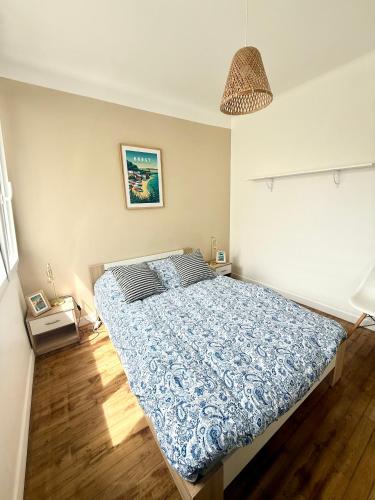une chambre avec un lit avec une couette bleue dans l'établissement Appartement avec chambre séparée Brest centre ville, à Brest