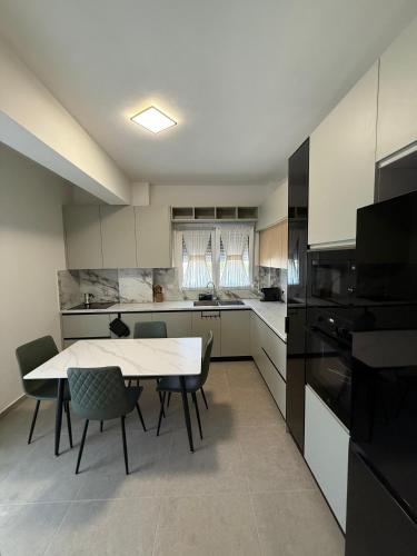 Kuchyň nebo kuchyňský kout v ubytování Portside luxurious apartments
