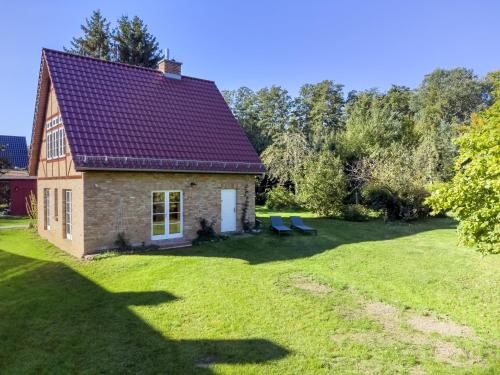 a small brick house with a large yard at Katen am Schwanenteich in Lassan