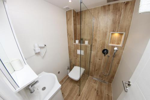 W łazience znajduje się prysznic, toaleta i umywalka. w obiekcie Guest House LIKE w Sarajewie