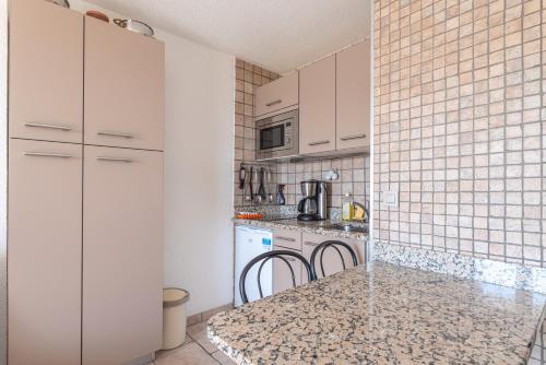 Dapur atau dapur kecil di Appartement terrasse vue mer