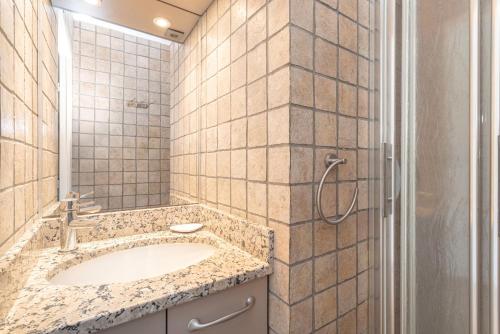 Bilik mandi di Appartement terrasse vue mer