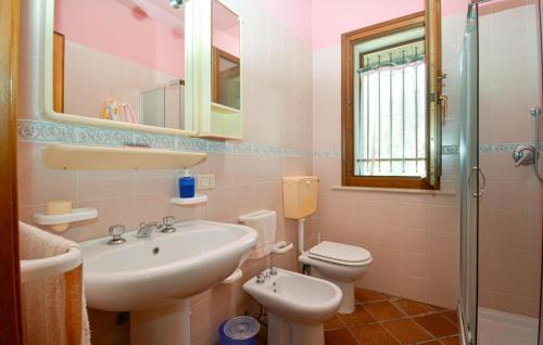Ванная комната в 2 Bedroom Nice Home In Monterosso Almo