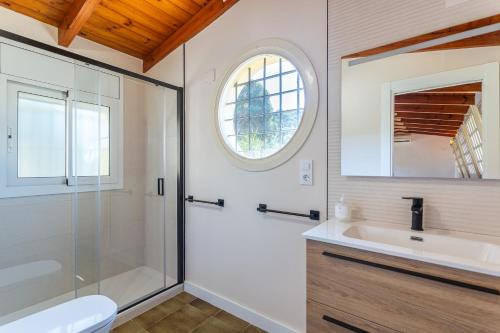 une salle de bain avec douche et lavabo dans l'établissement villa Jarana, à Lloret de Mar