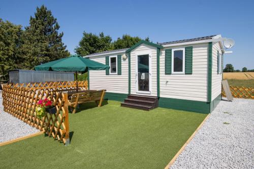 a tiny house with a picnic table and a bench at Ferien Hotel Spreewald in Kolkwitz