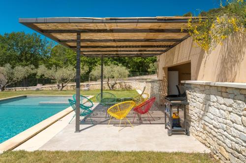 d'une terrasse avec des chaises et une table à côté de la piscine. dans l'établissement Sur les hauteurs du Luberon, à Cucuron