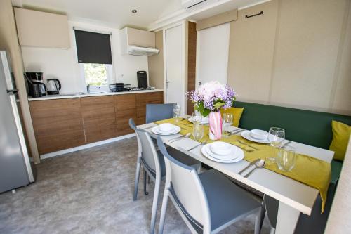 a dining room with a table with chairs and flowers at Ferien Hotel Spreewald in Kolkwitz