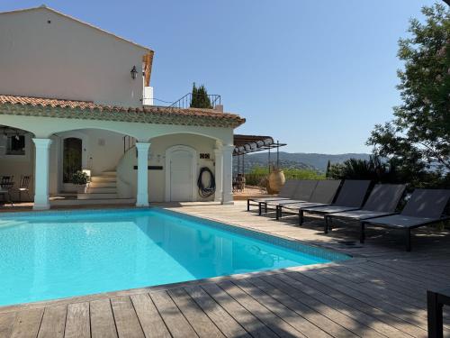 une villa avec piscine et une maison dans l'établissement La Villa M à Pramousquier, au Lavandou