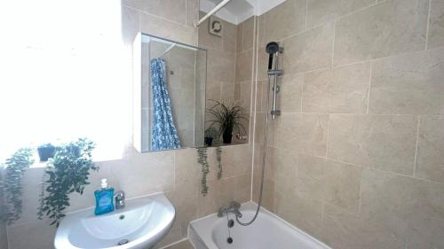 Un baño de Comfortable Rooms Heart of Shoreditch