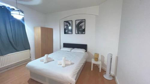 Una cama o camas en una habitación de Comfortable Rooms Heart of Shoreditch