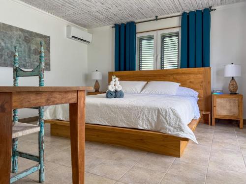 een slaapkamer met een houten bed en blauwe gordijnen bij Garden Terrace Menas Authentic Wellness Eco in Noord