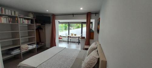 Postel nebo postele na pokoji v ubytování LA CASA Bed&breakfast entrée indépendante 26m2 Calme Proche de tout WIFI Parking privé Jardin terrasse