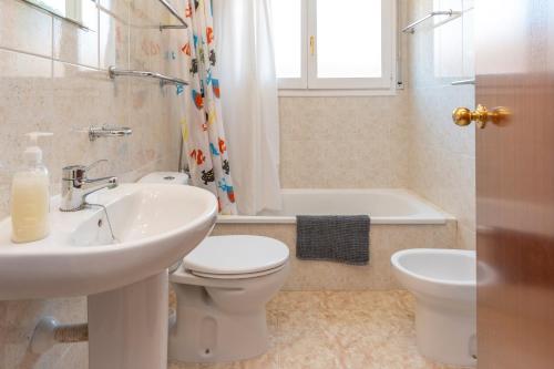 Un baño con lavabo, inodoro y bañera. en Casa Lago de Banyoles, en Banyoles