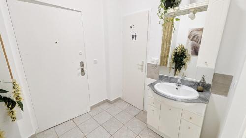 Koupelna v ubytování Comfortable rooms in Lugner City area HE