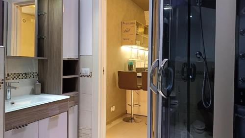 a small kitchen with a sink and a shower at casApulia in Conversano