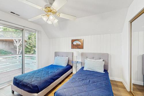 a bedroom with two beds and a ceiling fan at Bright Moon in Lake Arrowhead