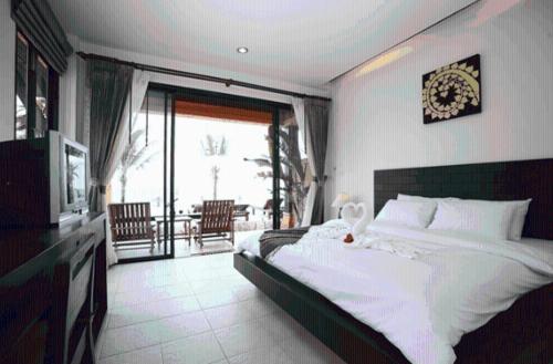 Postel nebo postele na pokoji v ubytování The Shambhala Khaolak Resort