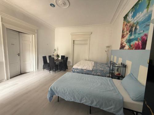 Un dormitorio con una cama y una mesa con sillas. en Ferienzimmer Healing und Montuerwohnung, en Weissenfels