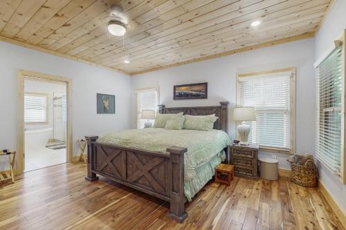 a bedroom with a bed and a wooden ceiling at Sweet Retreat in Sevierville