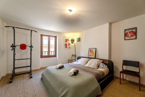 une chambre avec un lit avec deux animaux en peluche dessus dans l'établissement L'Augustin- Coeur de ville - Wifi, à Perpignan
