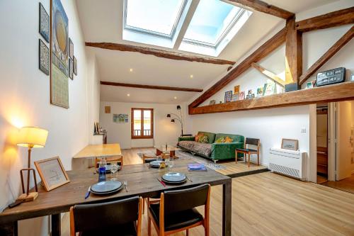 un salon avec une table et un canapé dans l'établissement L'Augustin- Coeur de ville - Wifi, à Perpignan