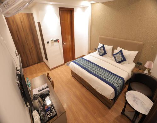 a bedroom with a large bed in a room at Hotel Royal Galaxy Blest Park in New Delhi