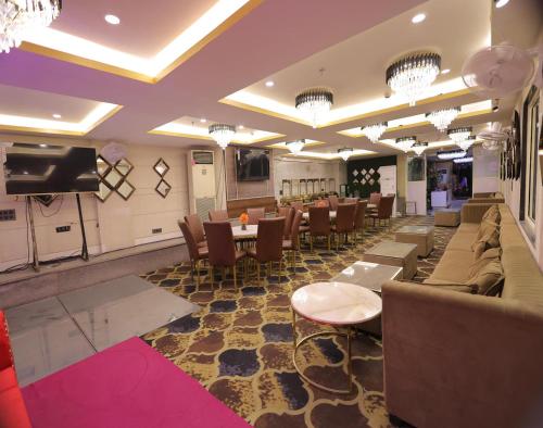a restaurant with a dining room with tables and chairs at Hotel Royal Galaxy Blest Park in New Delhi
