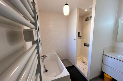 Ένα μπάνιο στο Maison Libourne 2 Chambres