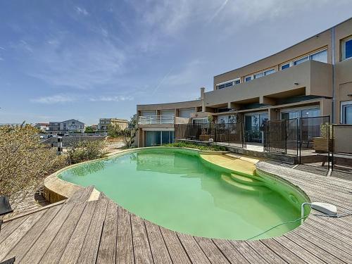 une piscine devant une maison dans l'établissement Maison Unique - Piscine au dessus de la mer - Les Frères de la Loc', à Marseille
