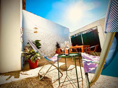 Reguengo GrandeにあるCharming Rustic Wine Cellar House in Reguengo Grande with Fireplaceのパティオ(テーブル、椅子、テーブル付)