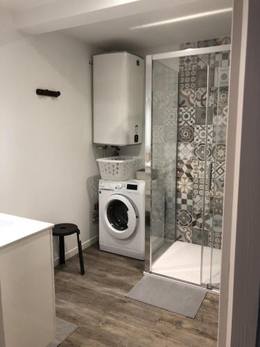 Ein Badezimmer in der Unterkunft Gîte de l'hôtel Castel