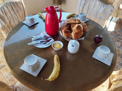 a table with a bowl of bread and a banana at Hostal Boulevard in Nazca