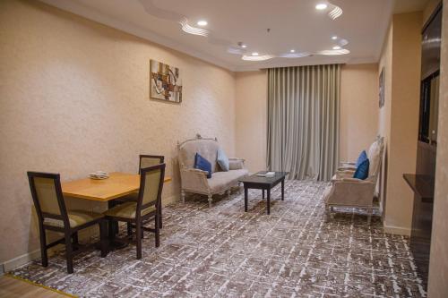 una sala d'attesa con tavolo e sedie di دارك بارك للشقق الفندقية Dark Park a Gedda