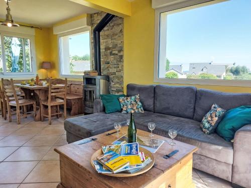 un salon avec un canapé et une table dans l'établissement Holiday Home de la Plage by Interhome, à Pleubian