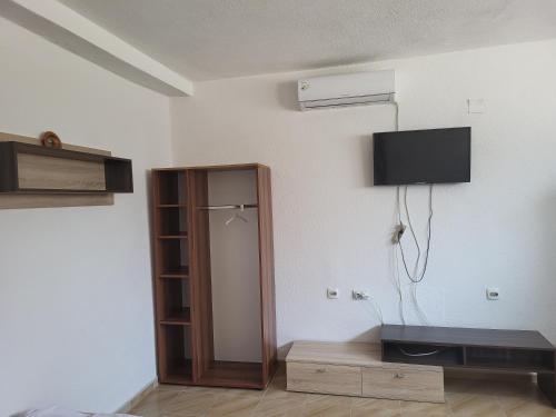 TV a/nebo společenská místnost v ubytování Jordanovi Apartment
