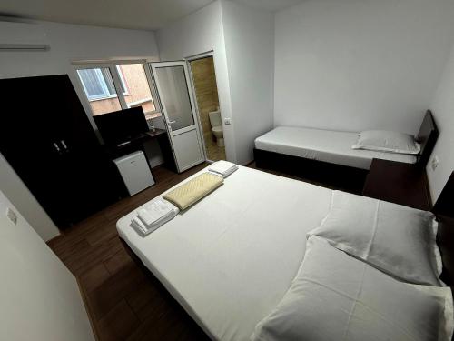 a small room with a bed and a desk at Casa Hax Mangalia in Mangalia