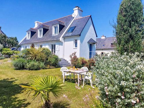 une maison avec une table et des chaises dans la cour dans l'établissement Apartment La Note Bleue by Interhome, à Cancale