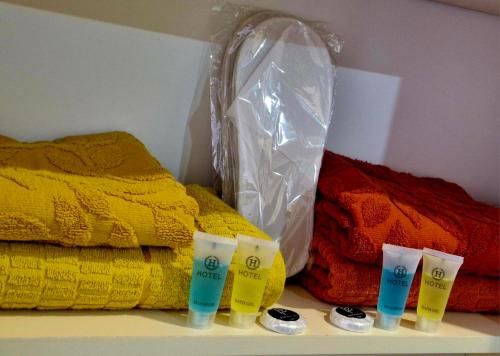 ein Regal mit bunten Handtüchern und einer Plastiktüte in der Unterkunft Apartment Spartak in Gudauri