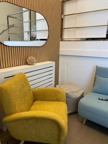 a living room with a yellow chair and a couch at Estudio Camino de Rodeira, en Playa de Rodeira, Cangas in Cangas de Morrazo