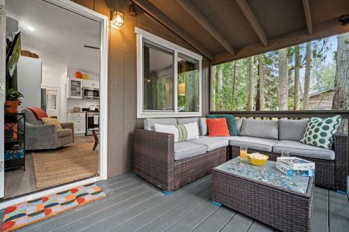 Χώρος καθιστικού στο Tranquil, Creekside Cabin in the Forest of Sequim, Washington, Perfect for a Glamping Getaway from Seattle