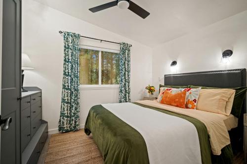 Ένα ή περισσότερα κρεβάτια σε δωμάτιο στο Tranquil, Creekside Cabin in the Forest of Sequim, Washington, Perfect for a Glamping Getaway from Seattle